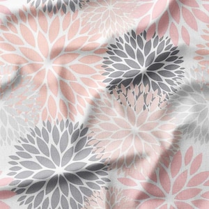 Può includere: Un tessuto con un motivo floreale ripetuto. Il design presenta grandi fiori stilizzati in tonalità di grigio e rosa tenue su uno sfondo bianco. I fiori hanno un design a petali stratificati, creando un aspetto strutturato. Il tessuto ha una consistenza leggermente stropicciata.