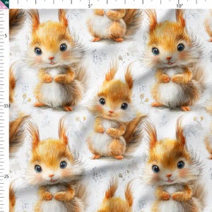 Può includere: Motivo ripetuto di adorabili scoiattoli dei cartoni animati. Ogni scoiattolo ha pelliccia arancione, pancia bianca e grandi occhi blu. Lo sfondo è bianco tenue con sottili accenti floreali, creando un design stravagante.