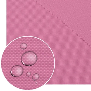 Op de afbeelding: Een close-up van een roze stof met een waterafstotende behandeling. De stof heeft een geweven textuur en wordt getoond met verschillende waterdruppels op het oppervlak. De stof is effen, middelroze van kleur.