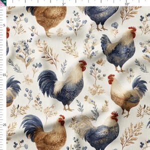 Pode incluir: Tecido com um padrão repetitivo de galos e elementos florais. Os galos são retratados em tons de castanho, azul e creme, com cristas vermelhas. O fundo é de cor creme claro com ilustrações de folhas e bagas.