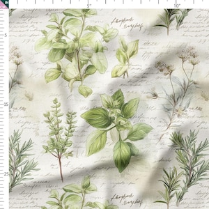 Könnte beinhalten: Cremefarbener Stoff mit botanischem Muster. Das Design zeigt Illustrationen von grünen Kräutern und Blumen, darunter Basilikum und Rosmarin. Der Hintergrund hat handschriftlichen Text. Ideal für Bastelprojekte, der Stoff hat eine Vintage- und rustikale Ästhetik.