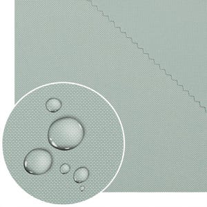 Op de afbeelding: Een close-up van een lichtgroene stof met een waterafstotende afwerking. De stof heeft een geweven textuur en wordt getoond met waterdruppels op het oppervlak. De rand van de stof is in een zigzagpatroon gesneden.