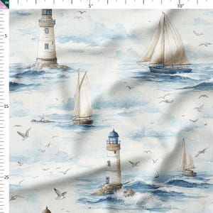 Könnte beinhalten: Stoff mit Aquarelldesign zum Thema Seefahrt. Das Muster zeigt Leuchttürme, Segelboote, Möwen und Wellen in Blau, Weiß und Beige. Der Stoff hat eine weiche, künstlerische Ausstrahlung, geeignet für verschiedene Bastelprojekte.