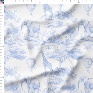 Pode incluir: Tecido branco com um padrão azul toile de Jouy apresentando elefantes, girafas, balões de ar quente e árvores. Adequado para decoração de casa ou vestuário.