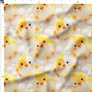Può includere: Un motivo ripetuto di pulcini dei cartoni animati con colori giallo e bianco. I pulcini hanno becchi e zampe arancioni e sono ambientati su uno sfondo beige chiaro con accenti bianchi a forma di uovo. Il tessuto è misurato in centimetri.