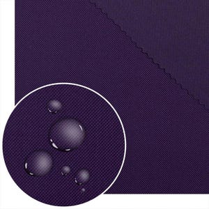 Può includere: Primo piano di un tessuto viola scuro con una trama strutturata. Un inserto circolare mostra goccioline d'acqua che per l'effetto perlatura sul materiale, evidenziando le sue proprietà idrorepellenti. Il bordo del tessuto è tagliato ad angolo.