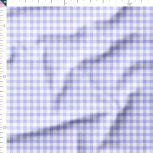 Può includere: Primo piano di un tessuto con motivo a quadretti vichy blu e bianco. Il tessuto è leggermente stropicciato, creando ombre e riflessi. Il motivo è una classica griglia di quadrati uniformemente distanziati.