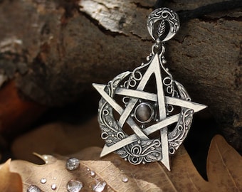 Lunar pentagram - silver pendant with a dark stone, carved vines, tiny leaves, knotwork, goth crescent moon, witch amulet, esoteric pendant