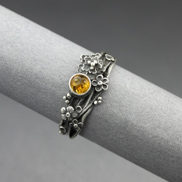 Twig ring - Baltic amber and silver, sculpted flowers, sunny amber ring, silver flowers, wreath ring, meadow ring, drakonaria, sunny yellow