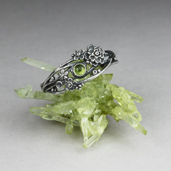 Twig ring, silver and olivine, sculpted flowers, silver twigs, peridot ring, green ring, silver flowers, romantic wreath, boho ring, sunny