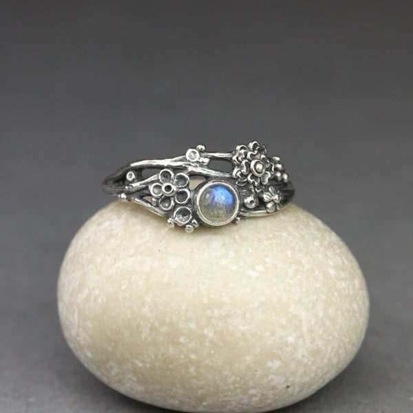 Zweig Ring - Labradorit in Silber, skulptierte Blüten und Zweige, Silber Kranz Ring, Labradorit Ring, Labradorit Blüten, blauer Labradorit