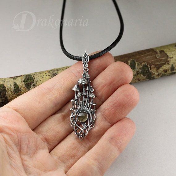 Sussurri Di Funghi Ciondolo Di Funghi Dargento Ciondolo Di Ametista Collana Di Sgabello Gioielli Della Foresta Funghi In Miniatura Quarzo - 