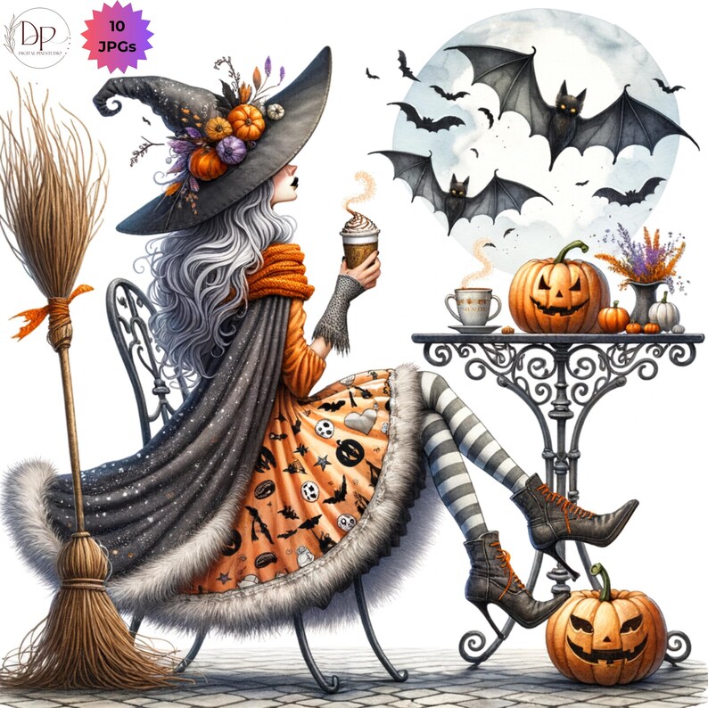 Pu&ograve; includere: Illustrazione ad acquerello di una strega che si gode un caff&egrave;, circondata da decorazioni di Halloween. La strega indossa un cappello nero, un vestito arancione e un mantello grigio. Una zucca intagliata &egrave; vicina. I pipistrelli volano davanti a una luna piena.