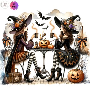 Pu&ograve; includere: Illustrazione ad acquerello di due streghe che bevono caff&egrave; a un tavolo. Indossano cappelli da strega neri adornati con fiori, abiti neri e calze a righe. Zucca, candele e pipistrelli completano la scena di Halloween. Sono presenti anche una scopa e uno scrigno del tesoro.
