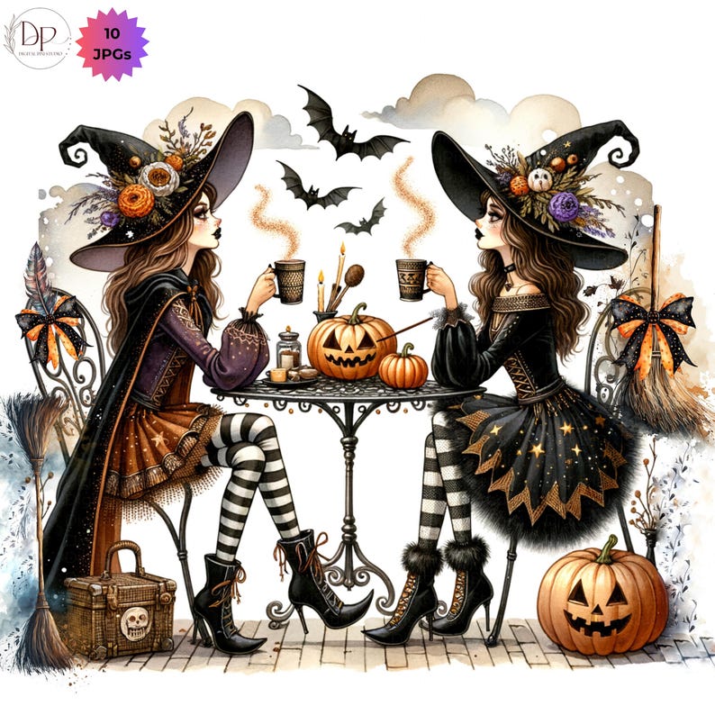 Pu&ograve; includere: Illustrazione ad acquerello di due streghe che bevono caff&egrave; a un tavolo. Indossano cappelli da strega neri adornati con fiori, abiti neri e calze a righe. Zucca, candele e pipistrelli completano la scena di Halloween. Sono presenti anche una scopa e uno scrigno del tesoro.