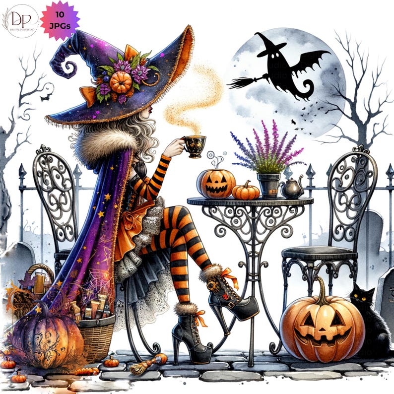Pu&ograve; includere: Illustrazione ad acquerello di una strega che prende il t&egrave; in un patio, circondata da decorazioni di Halloween. La strega indossa un cappello viola, un mantello e calze a righe arancioni e nere. Zucca, un gatto nero e una luna piena completano la scena.