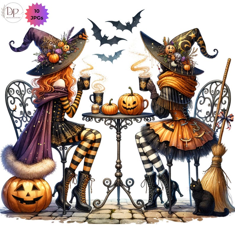 Pu&ograve; includere: Illustrazione di due streghe che bevono caff&egrave; a un tavolo. Indossano cappelli da strega, vestiti e calze a righe. Zucca e pipistrelli decorano la scena, con un gatto nero e una scopa. L'immagine ha un tema di Halloween.
