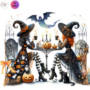 Pu&ograve; includere: Illustrazione di Halloween con due streghe sedute a un tavolo, che bevono caff&egrave;. Indossano abiti neri, cappelli da strega e calze a righe. Zucca, candele, un gatto nero e un pipistrello spettrale completano la scena.