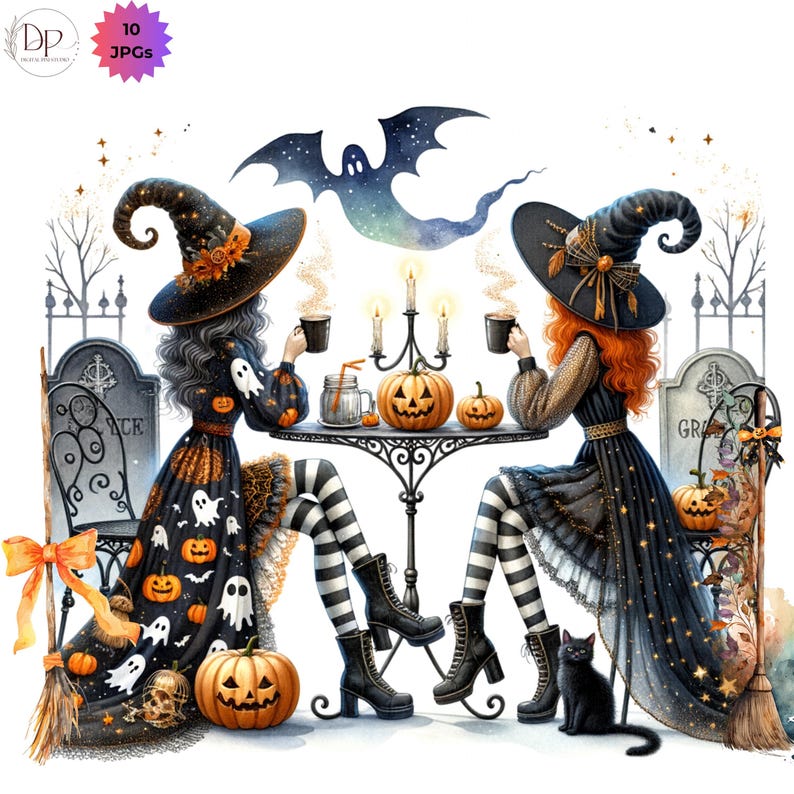 Pu&ograve; includere: Illustrazione di Halloween con due streghe sedute a un tavolo, che bevono caff&egrave;. Indossano abiti neri, cappelli da strega e calze a righe. Zucca, candele, un gatto nero e un pipistrello spettrale completano la scena.