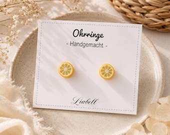 Orecchini a perno a forma di fetta di limone, realizzati a mano in argilla polimerica.