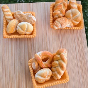 Brotkörbchen, korb mit Brot, Realistische Lebensmittelminiatur, Puppenhaus essen, Maßstab 1:12, Roombox-board