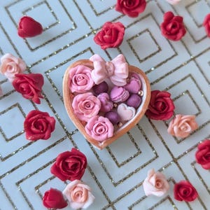 Valentinstag miniatur Süßigkeiten, Herz macrons und Rosen,Realistische Lebensmittelminiatur, Puppenhaus essen, Maßstab 1:12, Roombox-board