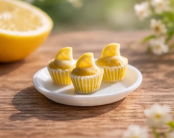 Magdalenas de limón en miniatura, 2 unidades, miniatura de comida realista, decoración para casa de muñecas, escala 1:12, Roombox, diorama