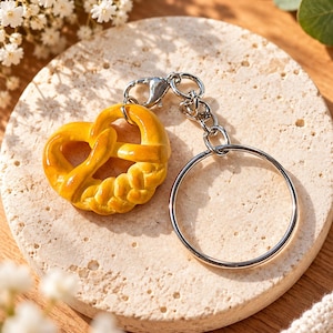 Chaveiro de pretzel feito à mão com argila polimérica.