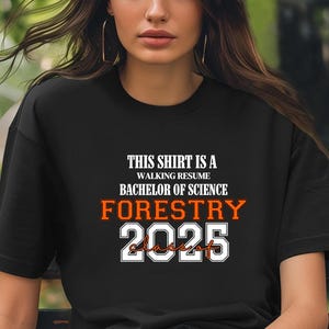 Dieses Shirt ist ein Walking Resume FORESTRY Class von 2025 Comfort Farben Relaxed Fit, Unisex, 100% Baumwolle, vorgeschrumpft T-Shirt!