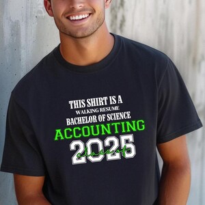 Dieses Shirt ist ein Walking Resume Accounting-Klasse von 2025 Comfort Colors Relaxed Fit, Unisex, 100% Baumwolle, vorgeschrumpft!