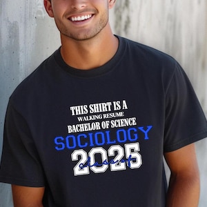 Dieses Shirt ist ein Walking Resume SOCIOLOGY Class von 2025 Comfort Farben Relaxed Fit, Unisex, 100% Baumwolle, vorgeschrumpft T-Shirt!
