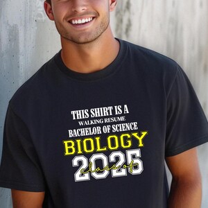 Dieses Shirt ist ein Walking Resume BIOLOGY Klasse von 2025 Comfort Farben Relaxed Fit, Unisex, 100% Baumwolle, vorgeschrumpft T-Shirt!