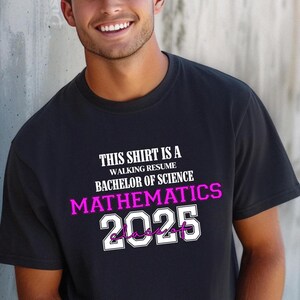 Dieses Shirt ist ein Walking Resume MATHEMATIK-Klasse von 2025 Komfortfarben entspannte Passform, Unisex, 100% Baumwolle, vorgeschrumpft!