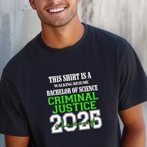 Dieses Shirt ist ein Walking Resume CRIMINAL JUSTICE Klasse von 2025 Comfort Farben Relaxed Fit, Unisex, 100% Baumwolle, vorgeschrumpftes T-Shirt!