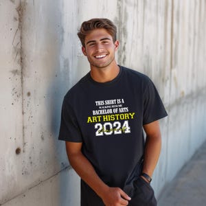 Dieses Shirt ist ein Walking Resume Bachelor of Arts KUNSTGESCHICHTE Klasse von 2024 Comfort Farben Relaxed Fit, Unisex, 100% Baumwolle T-Shirt!