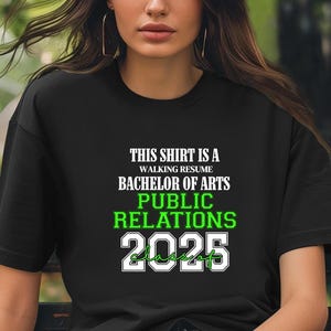 Dieses Shirt ist ein Walking Resume Bachelor of Arts PUBLIC RELATIONS Klasse von 2025 Comfort Farben Relaxed Fit, Unisex, 100% Baumwolle T-Shirt!