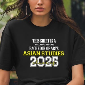 Dieses Shirt ist ein Walking Resume Bachelor of Arts ASIAN STUDIES Klasse von 2025 Comfort Colors Relaxed Fit, Unisex, 100% Baumwolle T-Shirt!