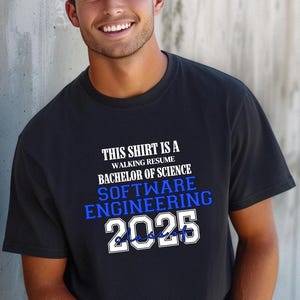 Dieses Shirt ist ein Walking Resume SOFTWARE ENGINEERING Klasse von 2025 Comfort Farben Relaxed Fit, Unisex, 100% Baumwolle, vorgeschrumpftes T-Shirt!