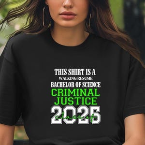 Dieses Shirt ist ein Walking Resume CRIMINAL JUSTICE Klasse von 2025 Comfort Farben Relaxed Fit, Unisex, 100% Baumwolle, vorgeschrumpftes T-Shirt!