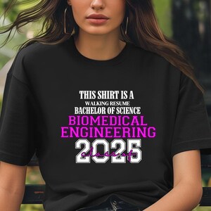 Dieses Shirt ist ein Walking Resume BIOMEDICAL ENGINEERING Klasse von 2025 Comfort Farben Relaxed Fit, Unisex, 100% Baumwolle, vorgeschrumpftes T-Shirt!