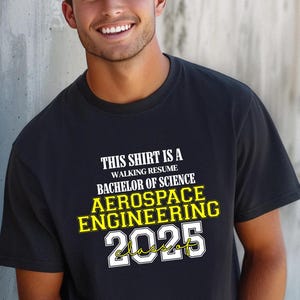 Dieses Shirt ist ein Walking Resume AEROSPACE ENGINEERING Klasse von 2025 Comfort Farben Relaxed Fit, Unisex, 100% Baumwolle, vorgeschrumpftes T-Shirt!