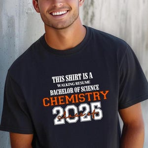 Dieses Shirt ist ein Walking Resume CHEMIE Klasse von 2025 Comfort Farben Relaxed Fit, Unisex, 100% Baumwolle, vorgeschrumpft, stückgefärbt!