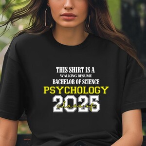 Dieses Shirt ist ein Walking Resume PSYCHOLOGY Class 2025 Comfort Colors Relaxed Fit, Unisex, 100% Baumwolle, vorgeschrumpft!