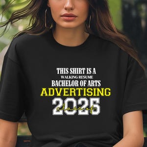 Dieses Shirt ist ein Walking Resume Bachelor of Arts WERBUNG Klasse von 2025 Comfort Farben Relaxed Fit, Unisex, 100% Baumwolle T-Shirt!