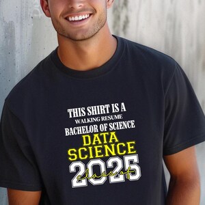 Dieses Shirt ist ein Walking Resume Daten-Wissenschafts-Klasse von 2025 Komfortfarben entspannte Passform, Unisex, 100% Baumwolle, vorgeschrumpftes T-Shirt!