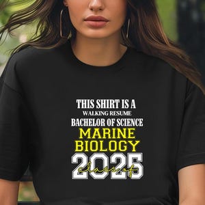 Dieses Shirt ist ein Walking Resume MARINE BIOLOGY Klasse von 2025 Comfort Farben Relaxed Fit, Unisex, 100% Baumwolle, vorgeschrumpft T-Shirt!