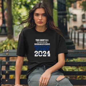 Dieses Shirt ist eine Walking Resume POLITICAL SCIENCE Klasse von 2024 Comfort Farben Relaxed Fit, Unisex, 100% Baumwolle, vorgeschrumpft T-Shirt!