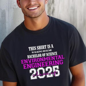 Dieses Shirt ist ein Walking Resume ENVIRONMENTAL ENGINEERING Klasse von 2025 Comfort Farben Relaxed Fit, Unisex, 100% Baumwolle, vorgeschrumpftes T-Shirt!