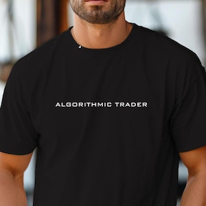 Może przedstawiać: Czarny t-shirt z nadrukiem "Algorithmic Trader" w kolorze białym na przodzie.