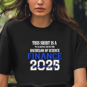 Dieses Shirt ist ein Walking Resume FINANCE Klasse von 2025 Comfort Colors Relaxed Fit, Unisex, 100% Baumwolle, vorgeschrumpft T-Shirt!